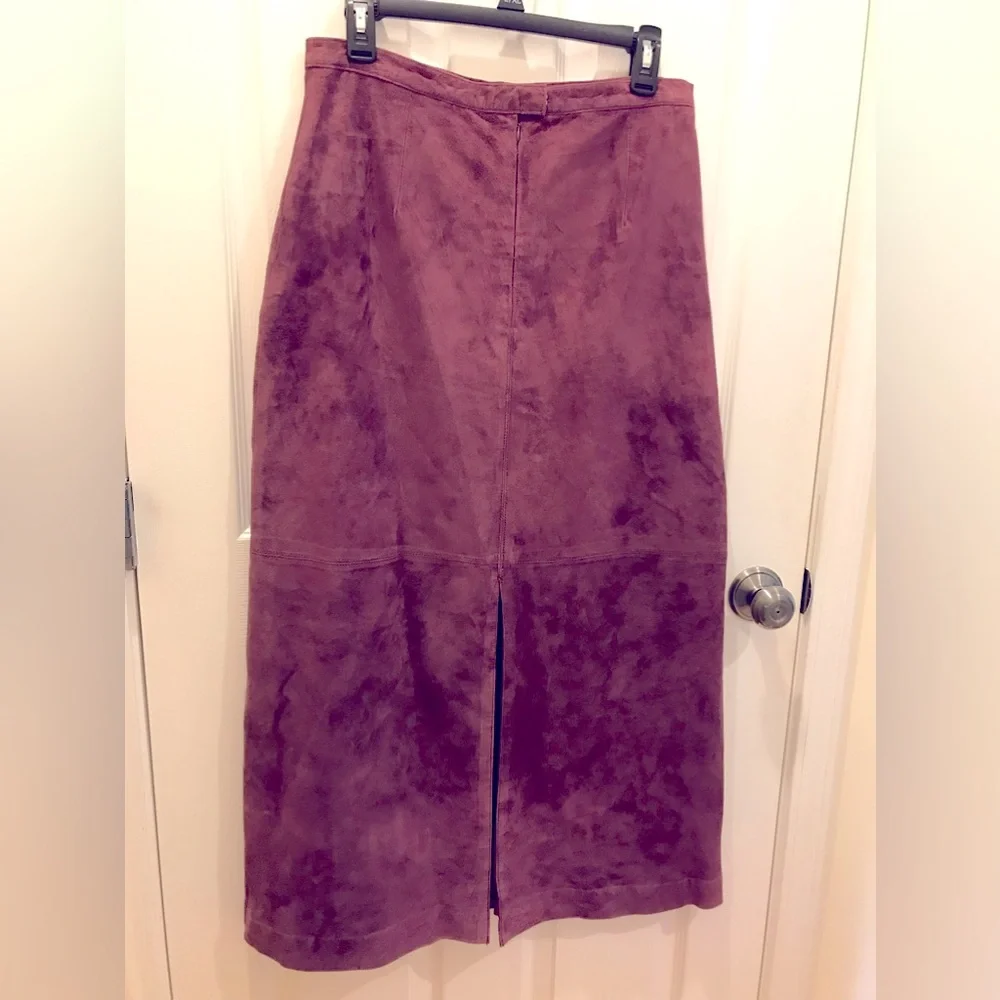 Elegant unworn high quality suede Midi Skirt - Eggplant 
Size 12 Brandon Thomas - Picture 2 of 11
